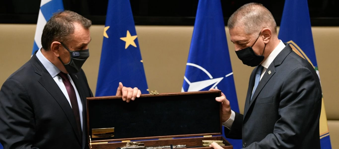 ΥΠΕΘΑ: Σε θερμό κλίμα η τελετή παράδοσης - Α.Στεφανής: «Αποστολή εξετελέσθη με σεβασμό στις ΕΔ»